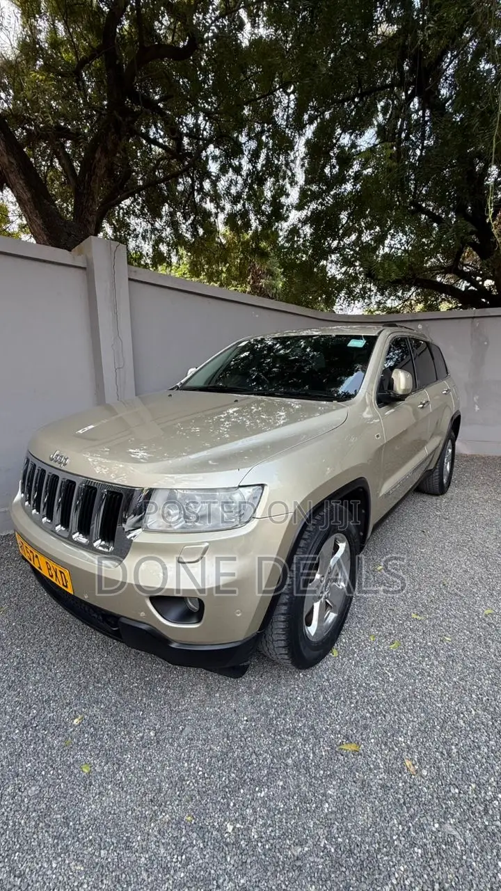 Jeep Grand Cherokee 2011 Gold