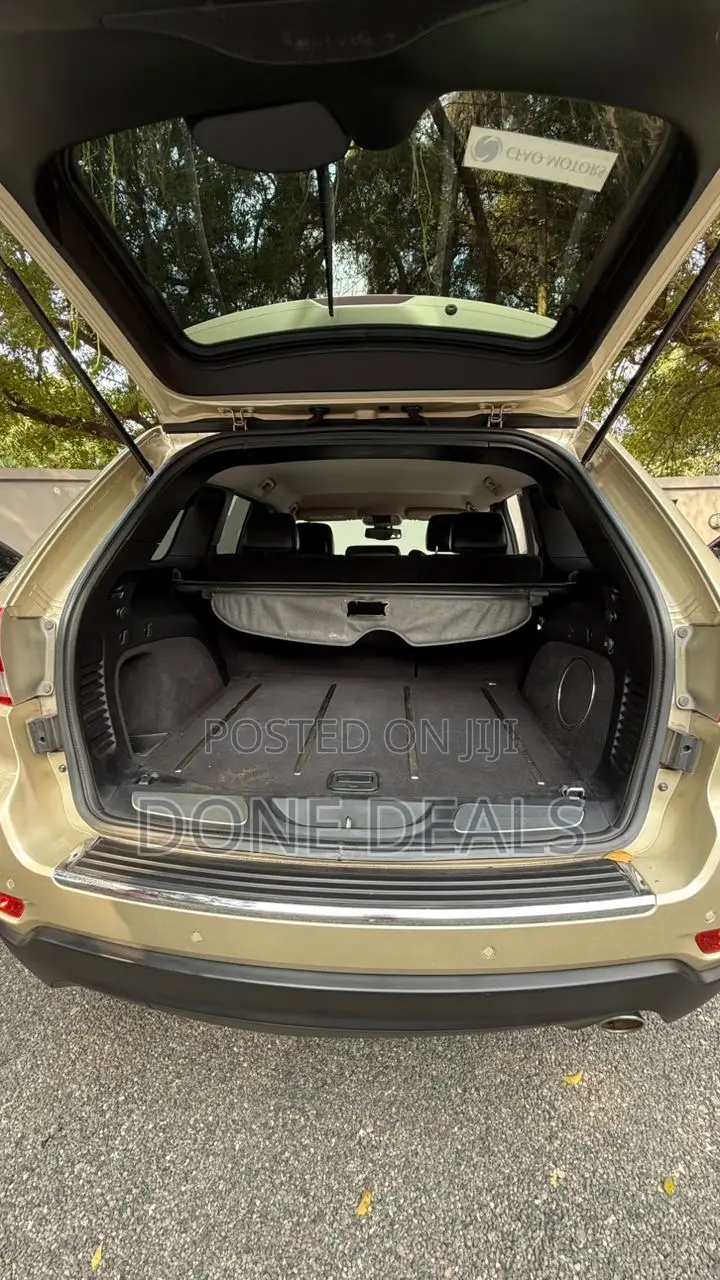 Jeep Grand Cherokee 2011 Gold