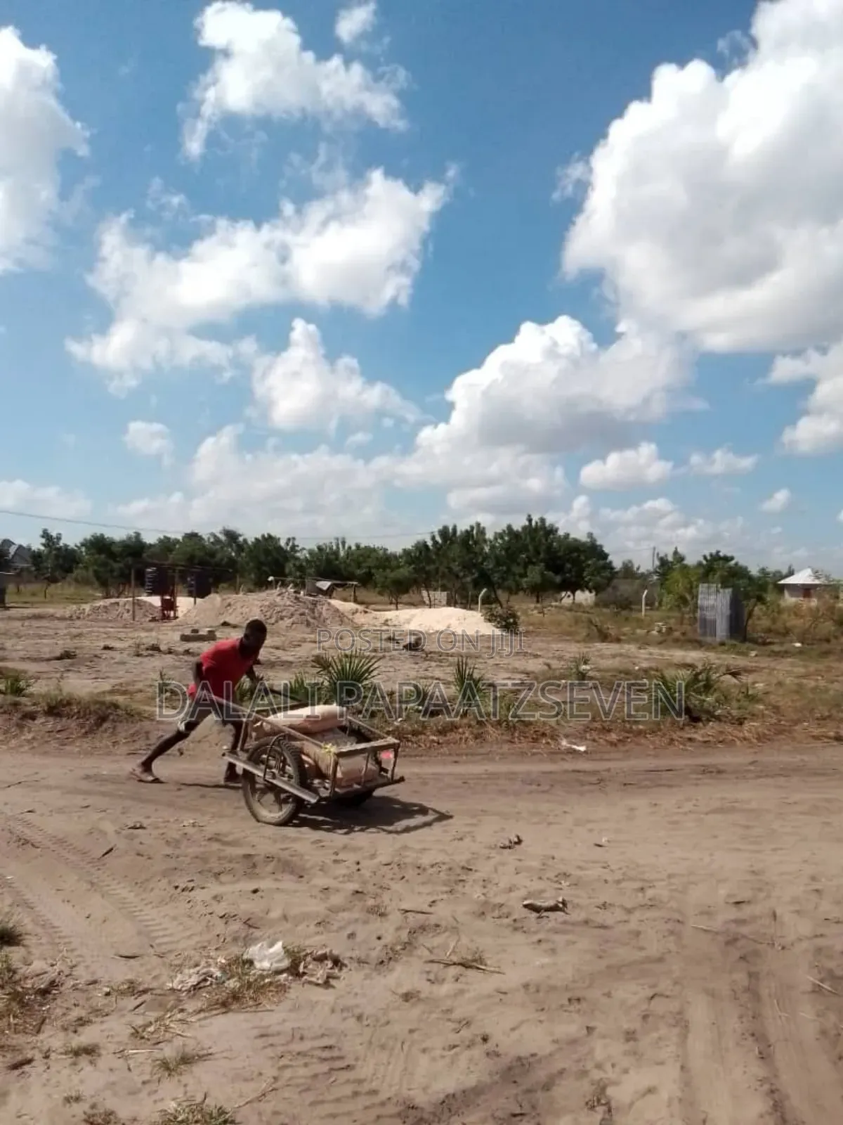 Eneo Lenye Ukubwa Wa SQMT 1600 Linauzwa Lipo Kihalaka Mbweni Kiembeni