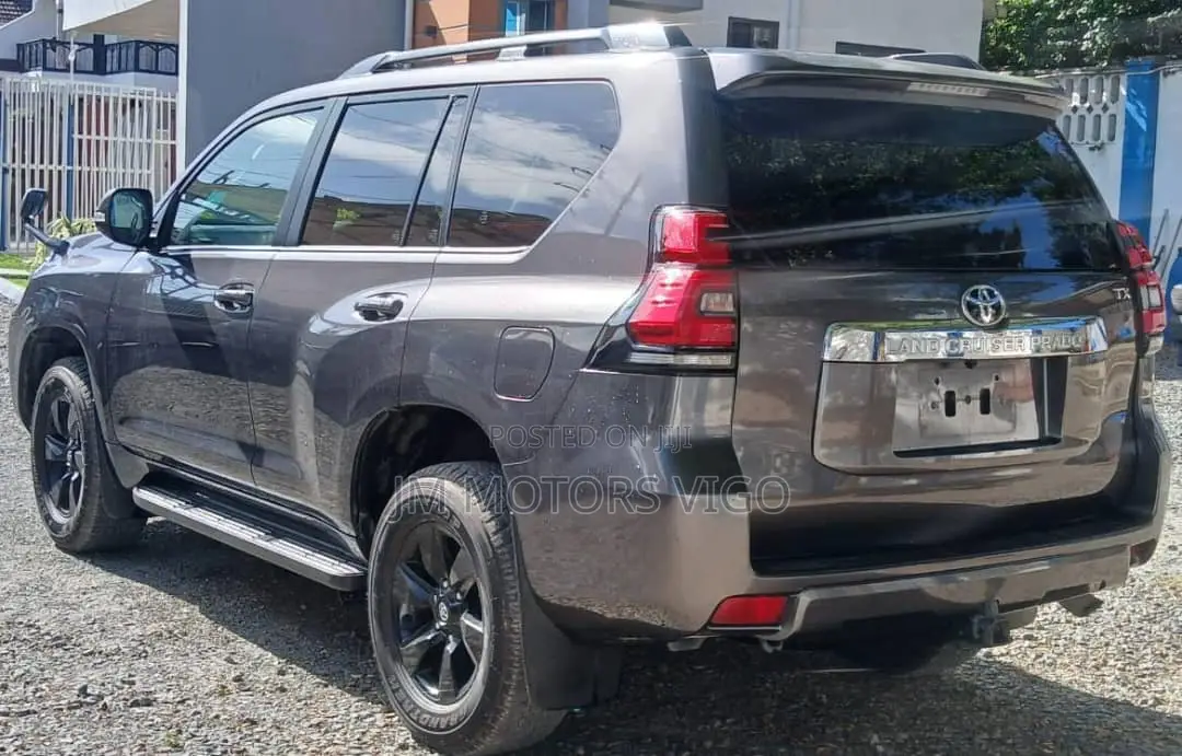 Toyota Land Cruiser Prado 2.8 2017 Gray