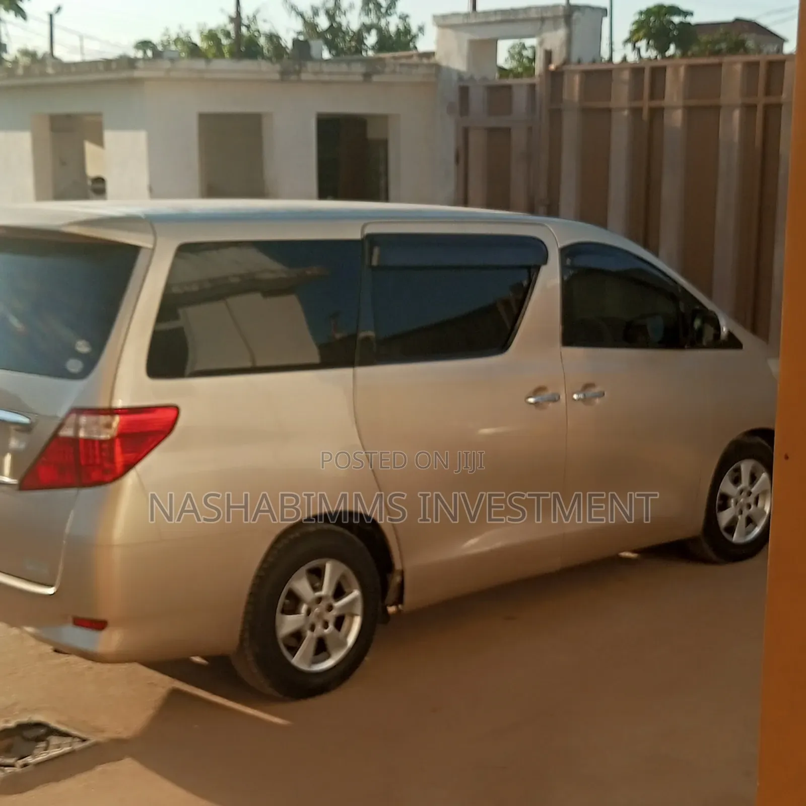 Toyota Alphard 2009 Gold