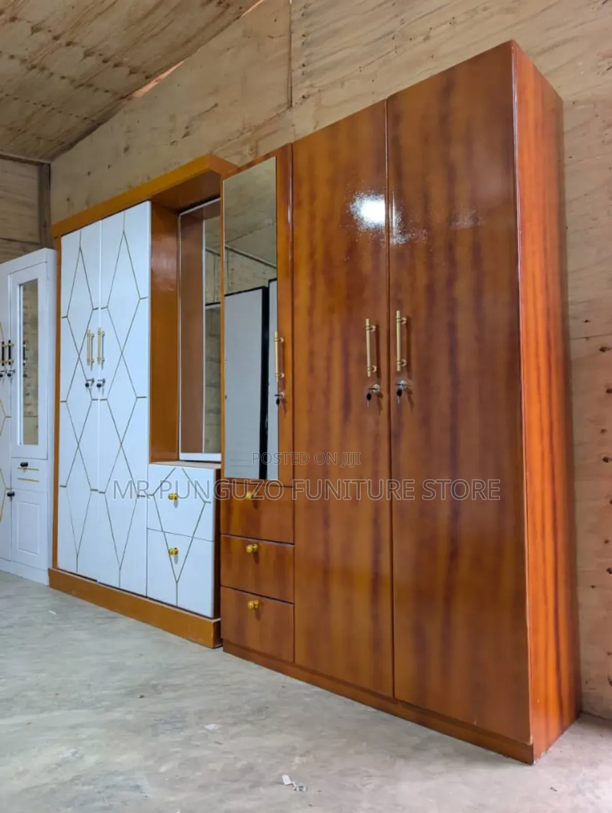 Kabati Milango Mitatu Na Dressing Rangi Ya Brown