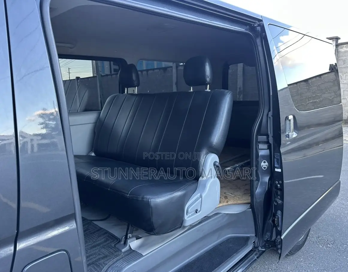 Toyota HiAce 2005 Black