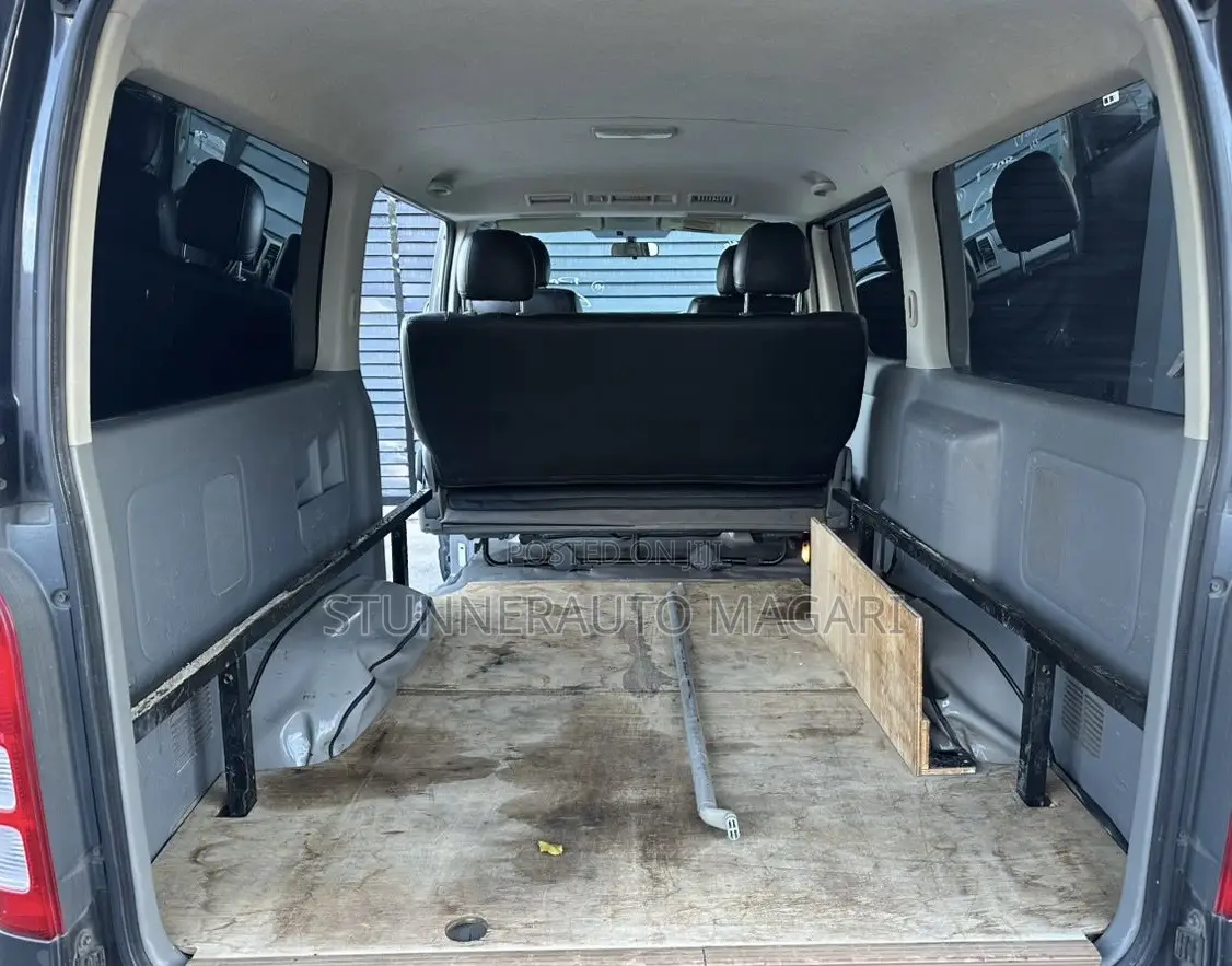 Toyota HiAce 2005 Black