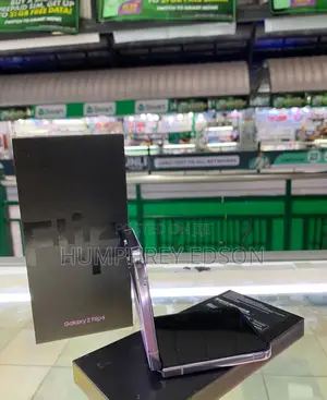 New Samsung Galaxy Z Flip4 128 GB Purple