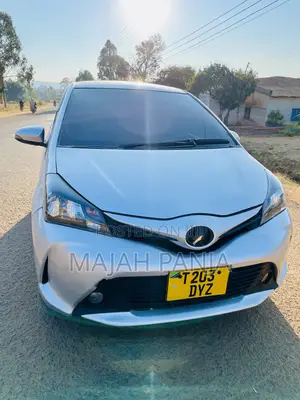 Toyota Vitz 2013 Silver