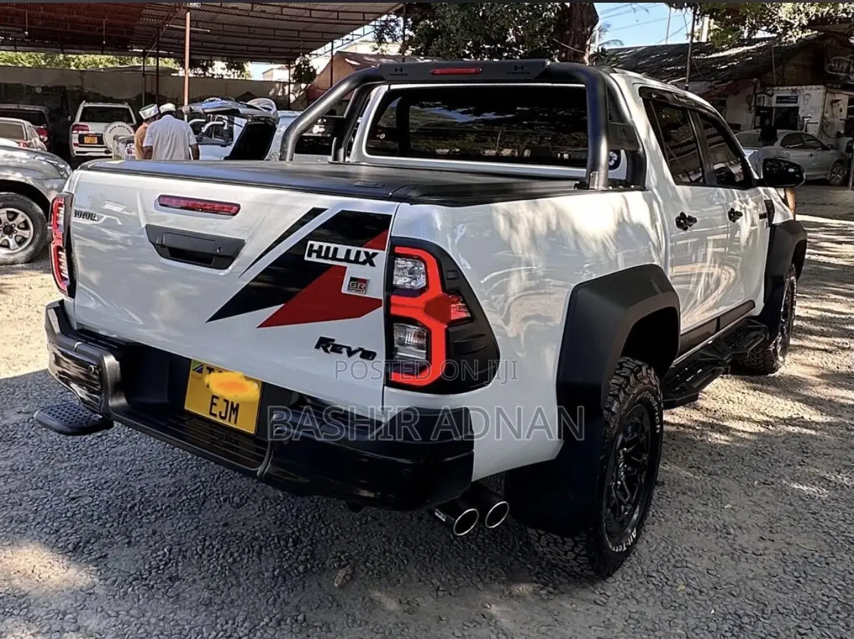 Toyota Hilux 2024 White
