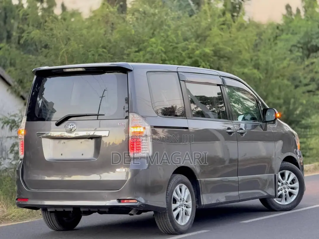 Toyota Noah 2008 Gray