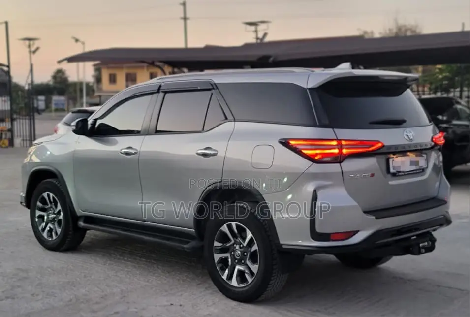 Toyota Fortuner 2025 Silver