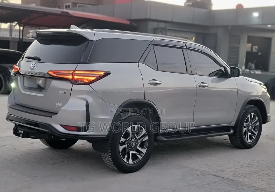 Toyota Fortuner 2025 Silver