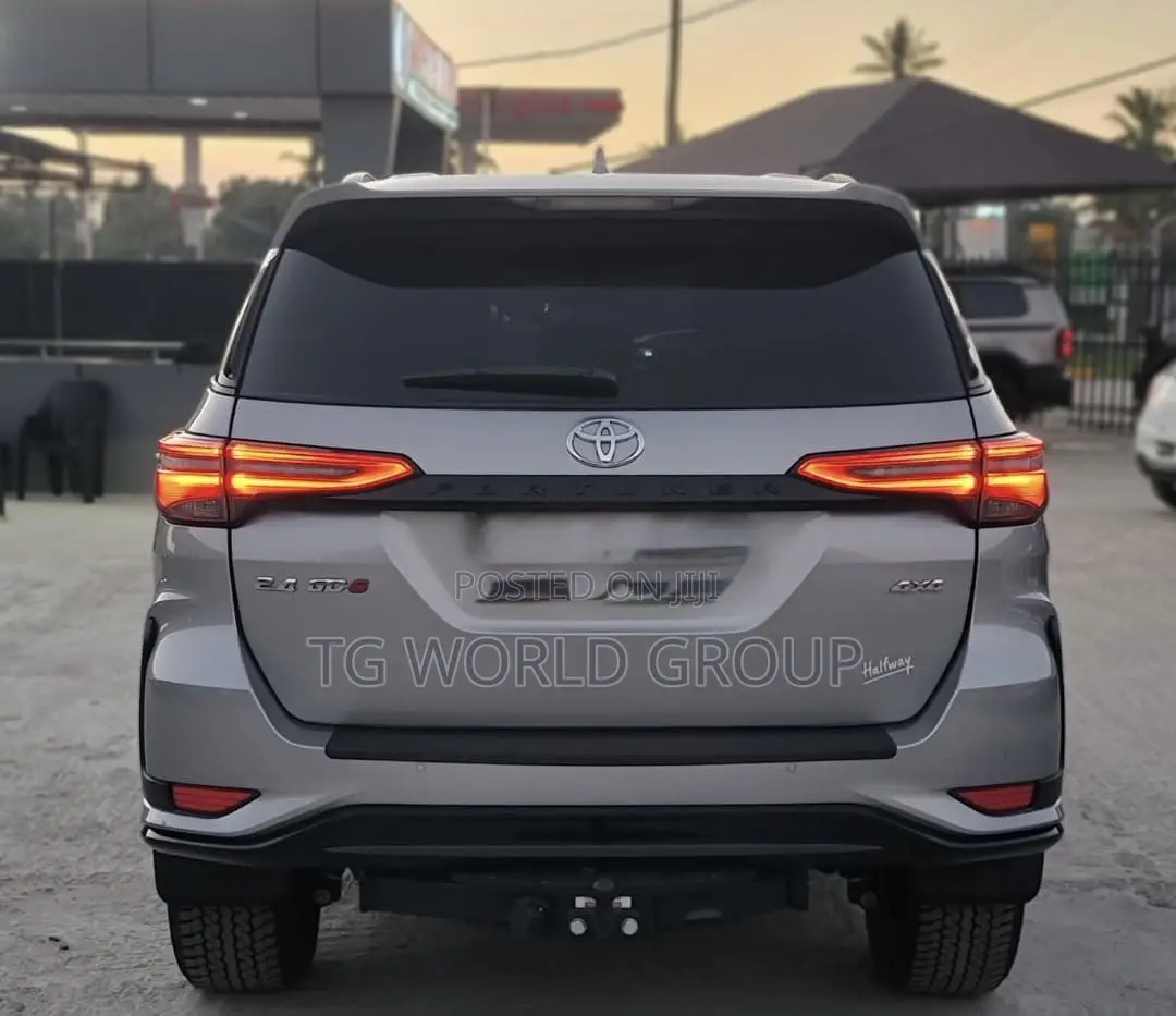 Toyota Fortuner 2025 Silver