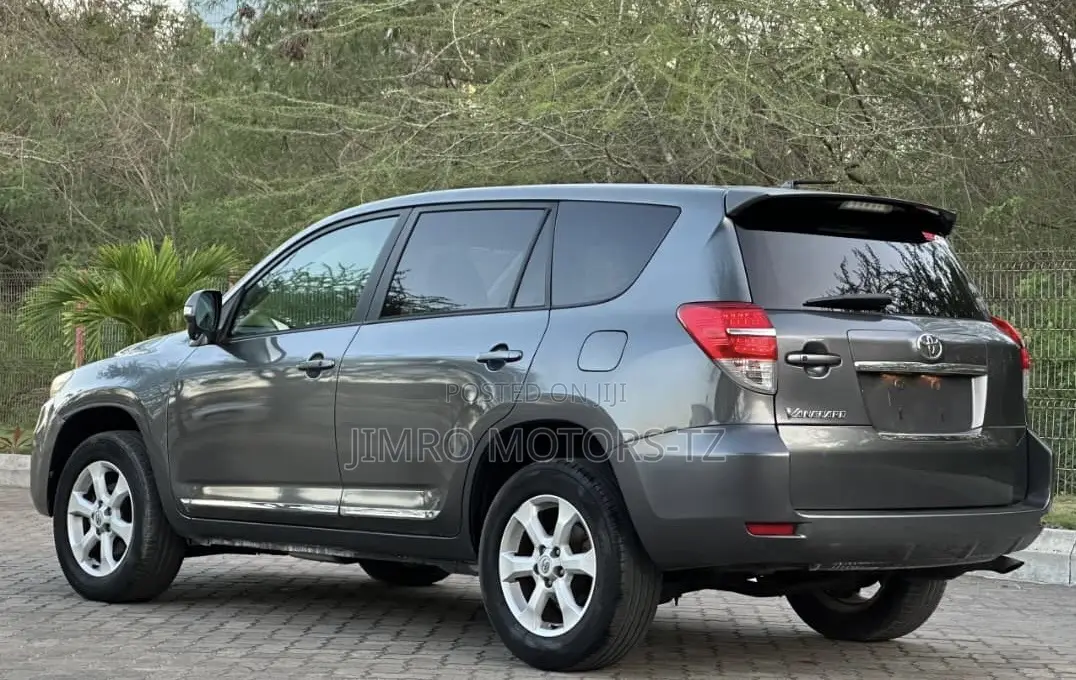 Toyota Vanguard 2010 Gray