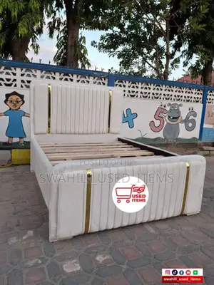 Bedsofa 5*6 Ft Gold Strips