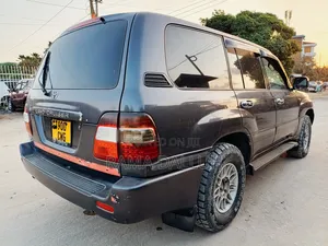 Toyota Land Cruiser 2005 Gray