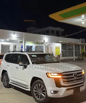 Toyota Land Cruiser LC300 2023 White