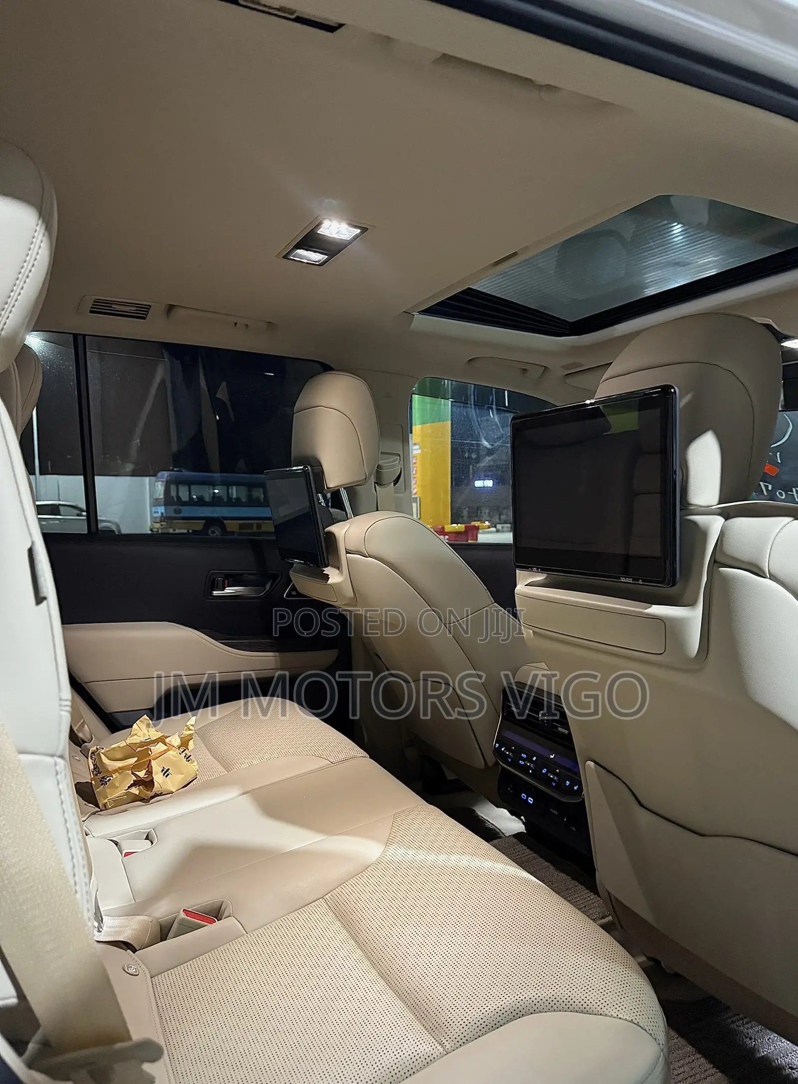 Toyota Land Cruiser LC300 2023 White