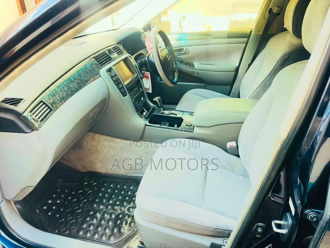 Toyota Crown 2006 Blue