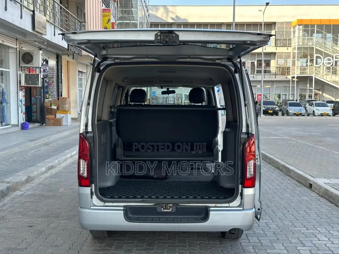 Toyota HiAce 2005 Silver