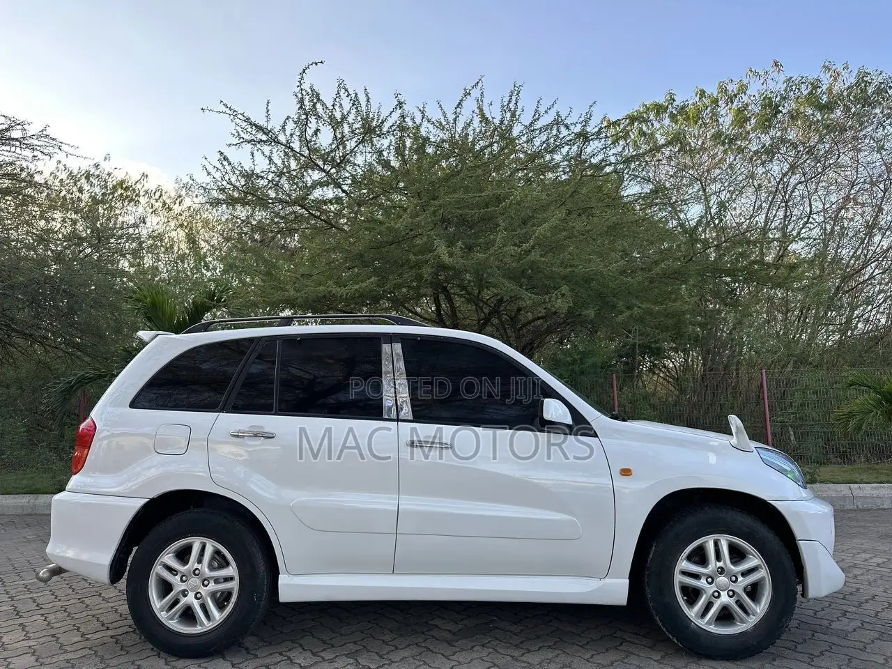 Toyota RAV4 Automatic 2003 White