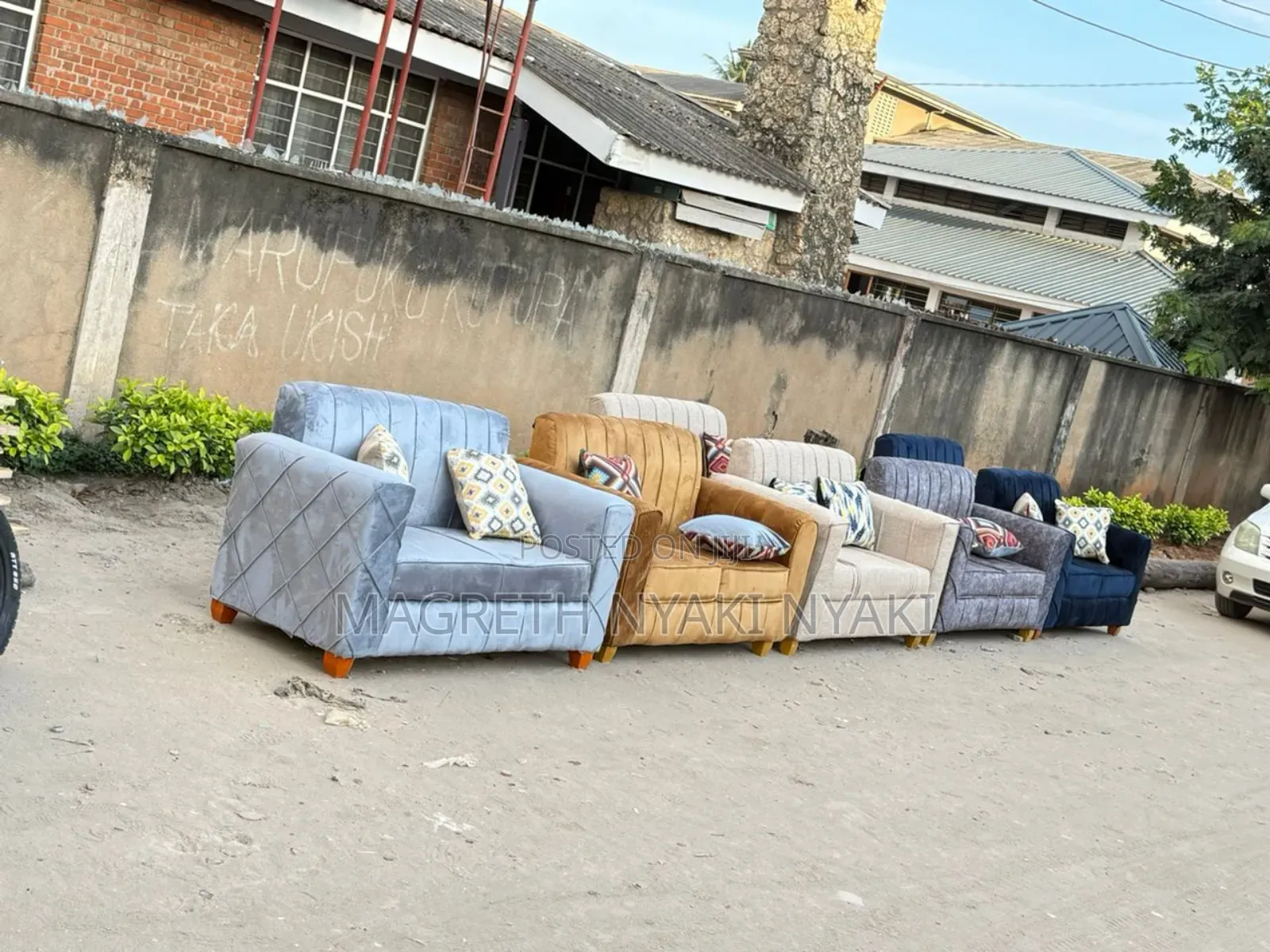 Nauza Sofa La. Watu Ya Kisasa Limenyooka