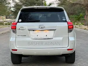 Toyota Vanguard 2010 White