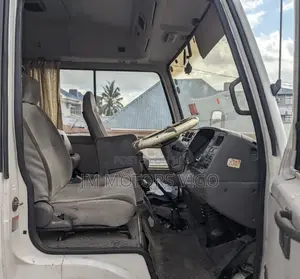 Mitsubishi Fuso Rosa 2000 Silver
