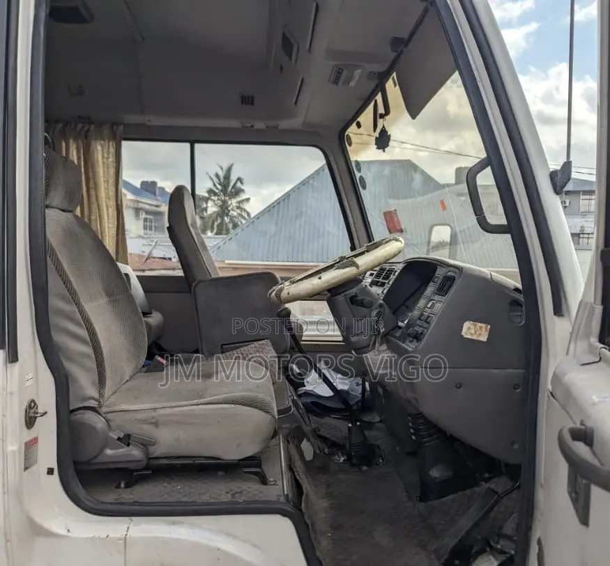 Mitsubishi Fuso Rosa 2000 Silver