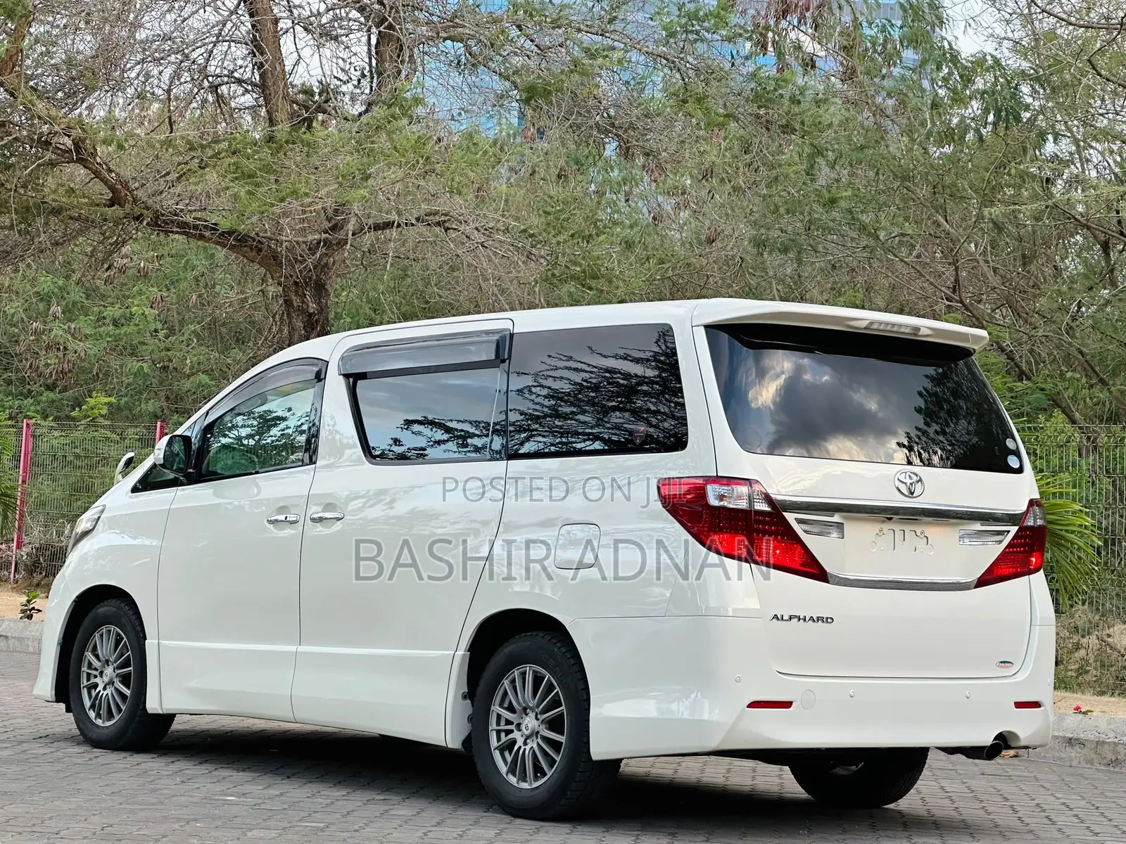 Toyota Alphard 2.4 Petrol FWD 2011 White