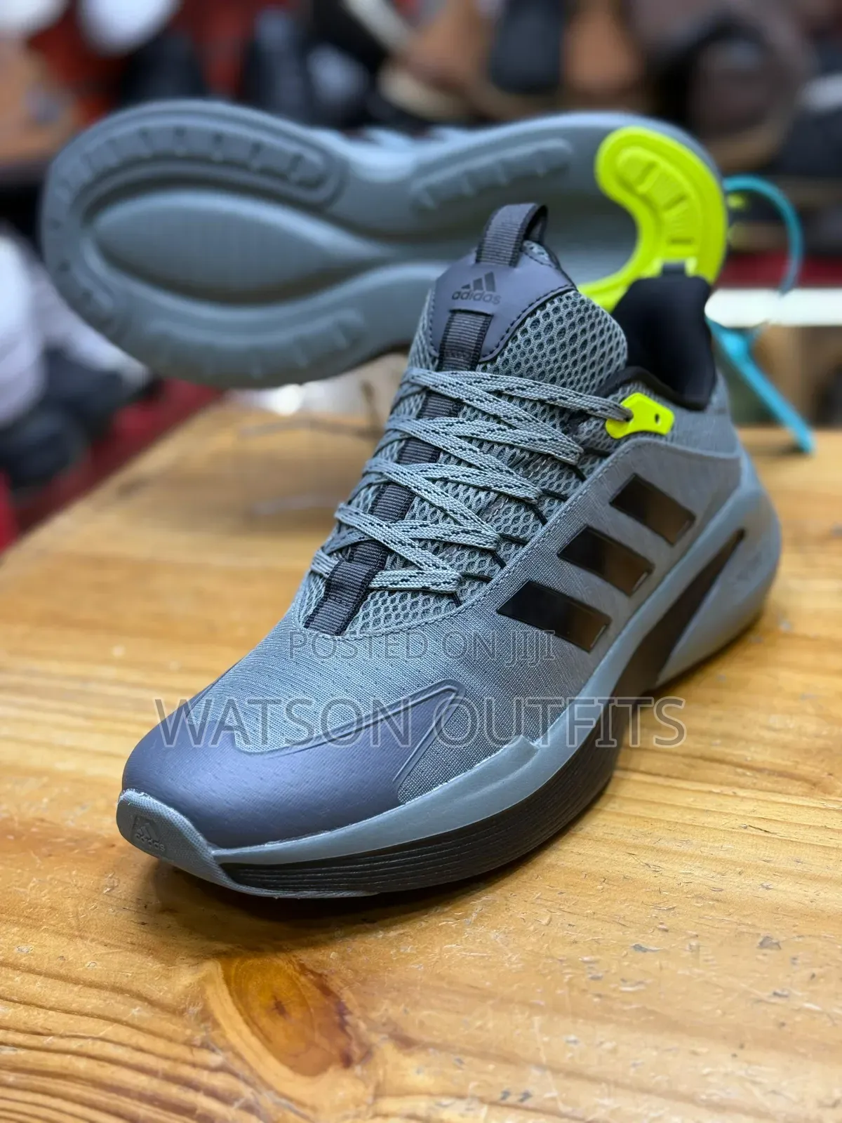 Men's Shoe Sneakers Very Very Smart and Extremely Classic
