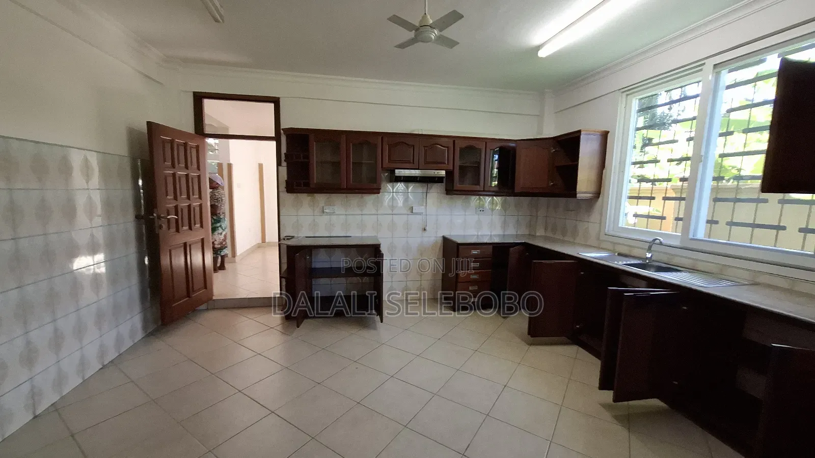 16bdrm Villa in Mbez Beach Afrikana for rent