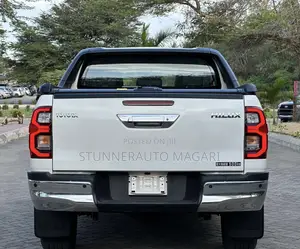 Toyota Hilux 2021 White