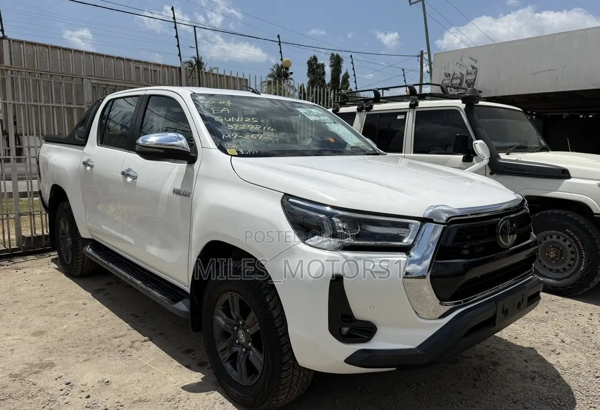 Toyota Hilux 2021 White