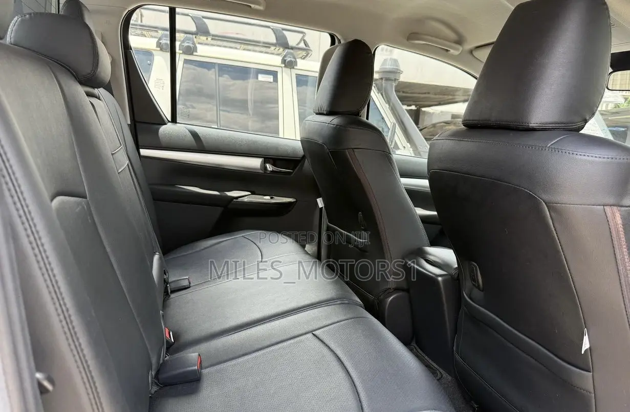 Toyota Hilux 2021 White