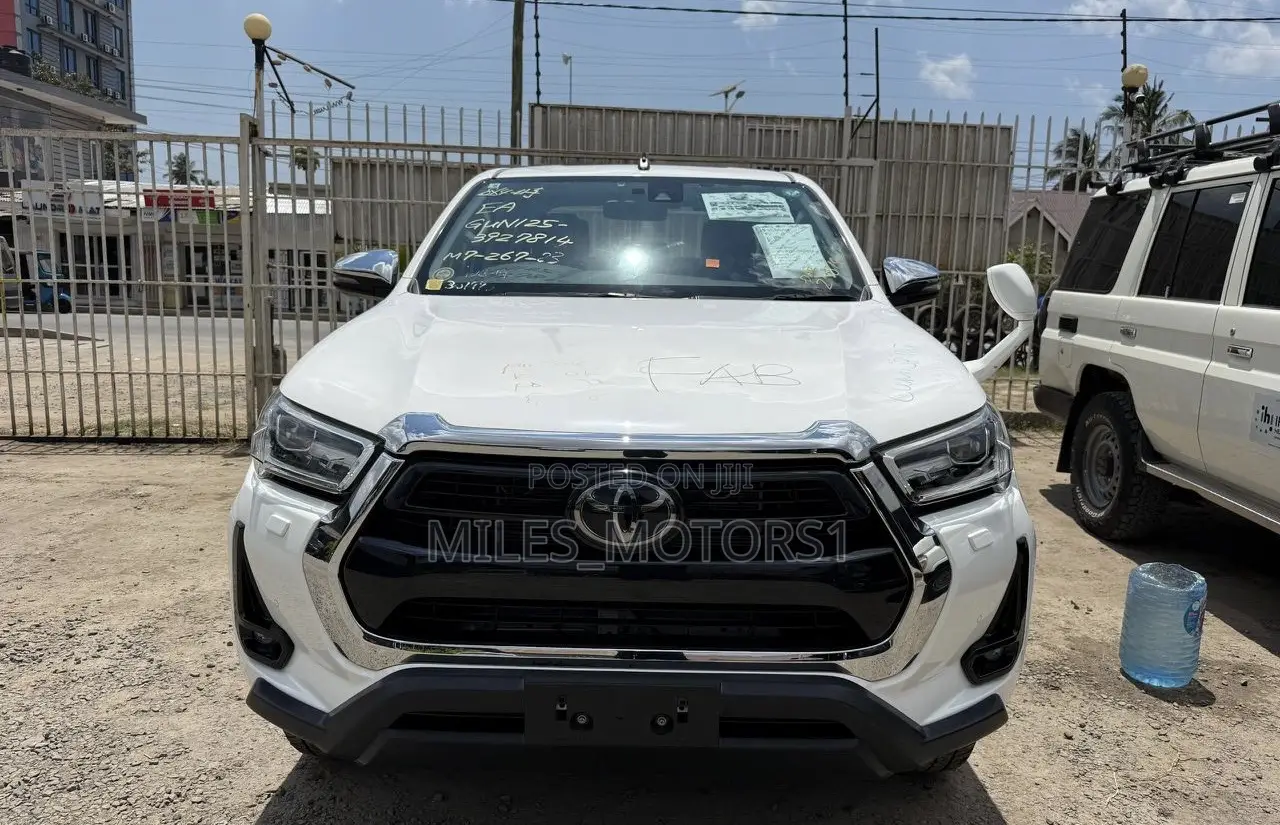 Toyota Hilux 2021 White