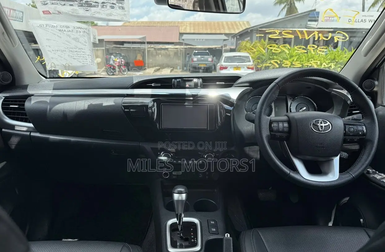 Toyota Hilux 2021 White