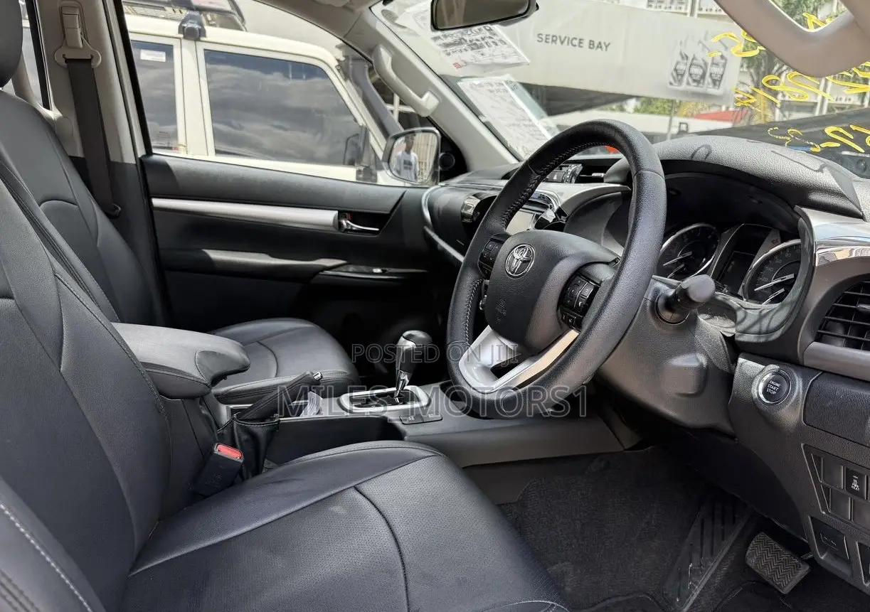 Toyota Hilux 2021 White