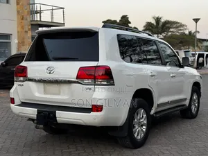 Toyota Land Cruiser 2017 White