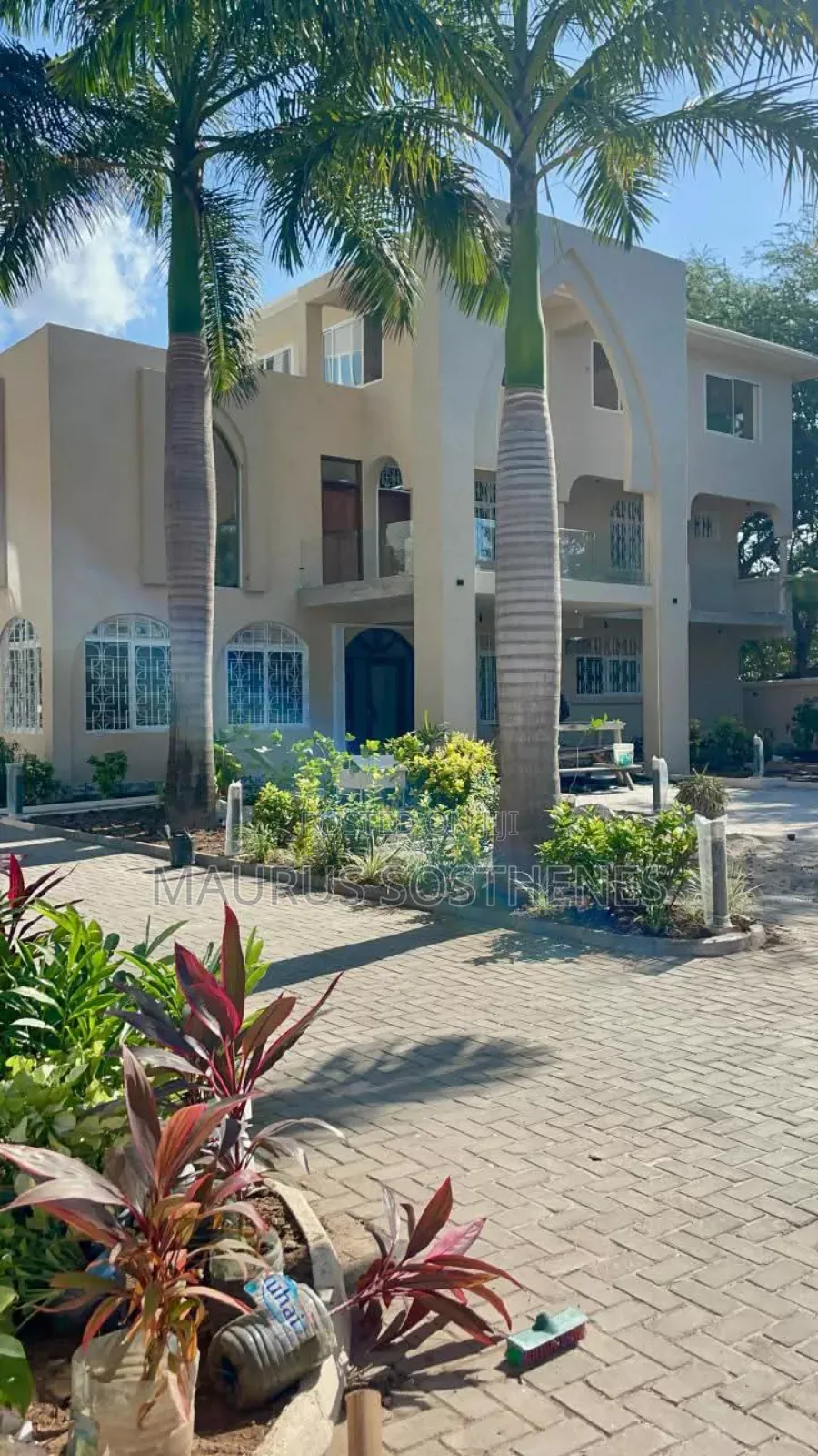 15bdrm Bungalow in Oysterbay for rent