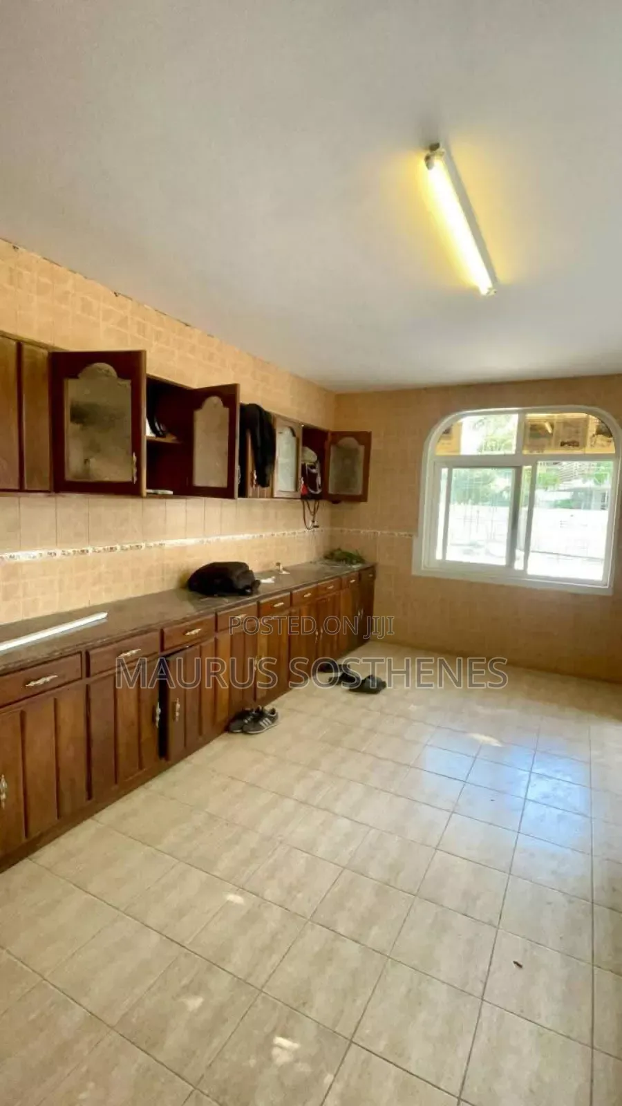 15bdrm Bungalow in Oysterbay for rent