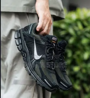 Nike Zoom Vomero 5 Black