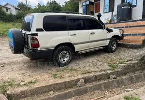 Toyota Land Cruiser 2000 White