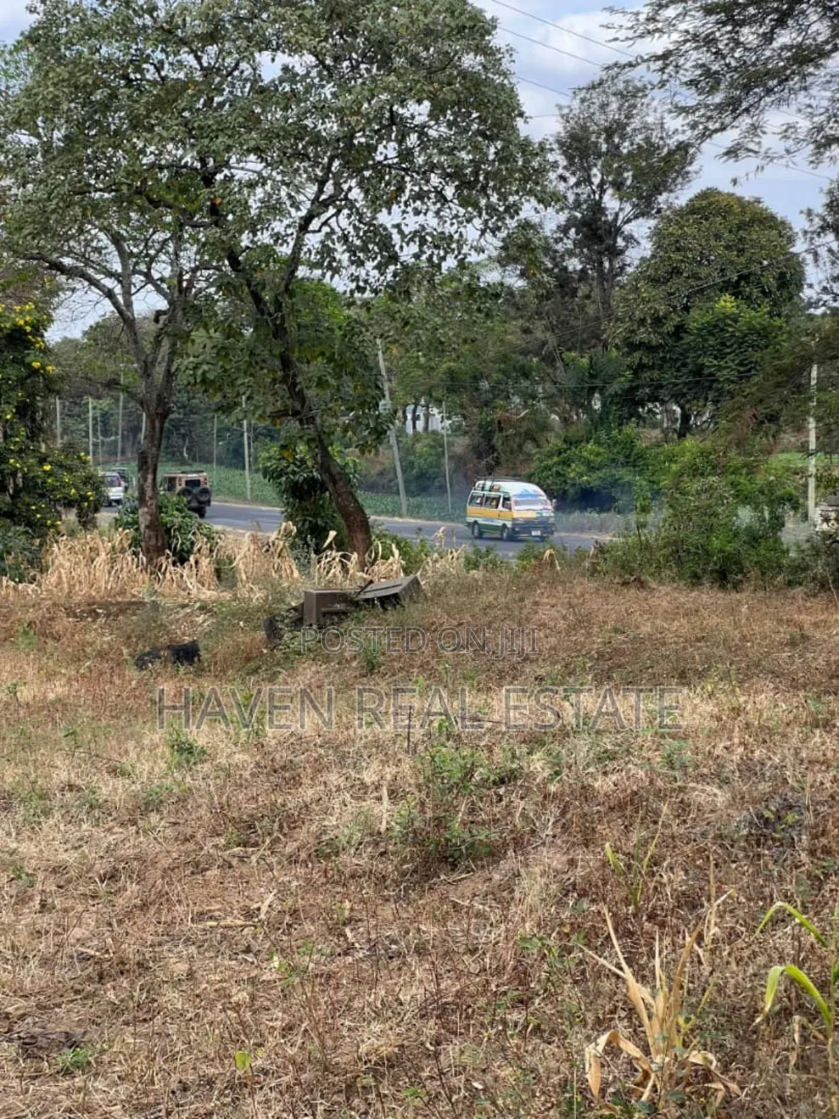Corner Plot Inayogusa Arusha Moshi Road Inauzwa Tengeru Arusha