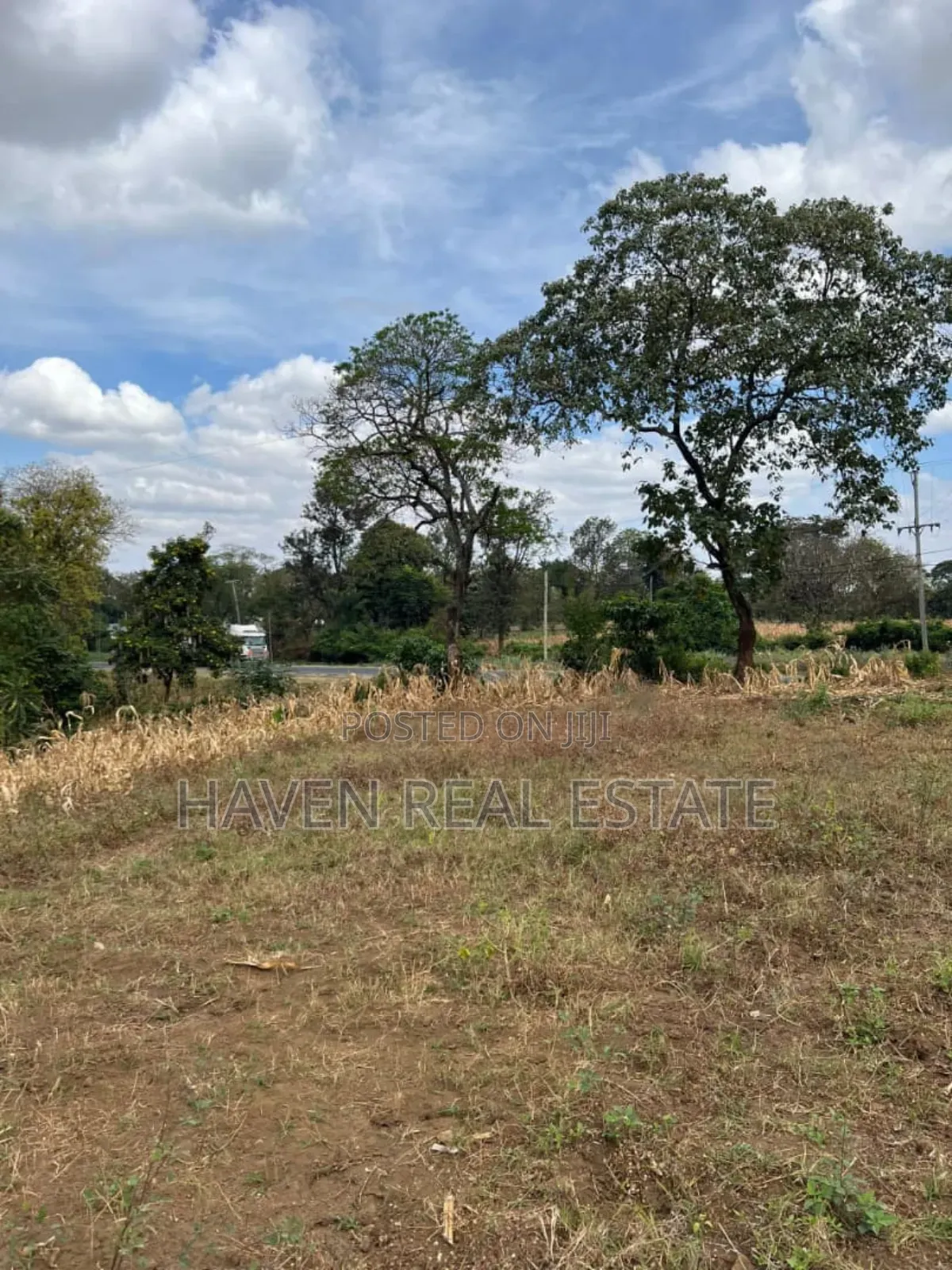 Corner Plot Inayogusa Arusha Moshi Road Inauzwa Tengeru Arusha
