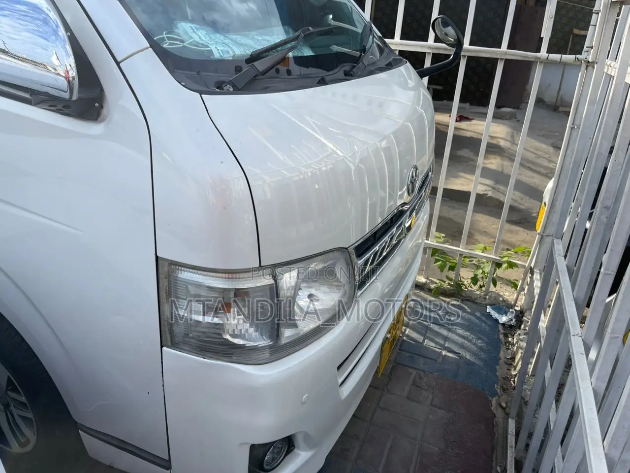 Toyota Quantum 2011 White