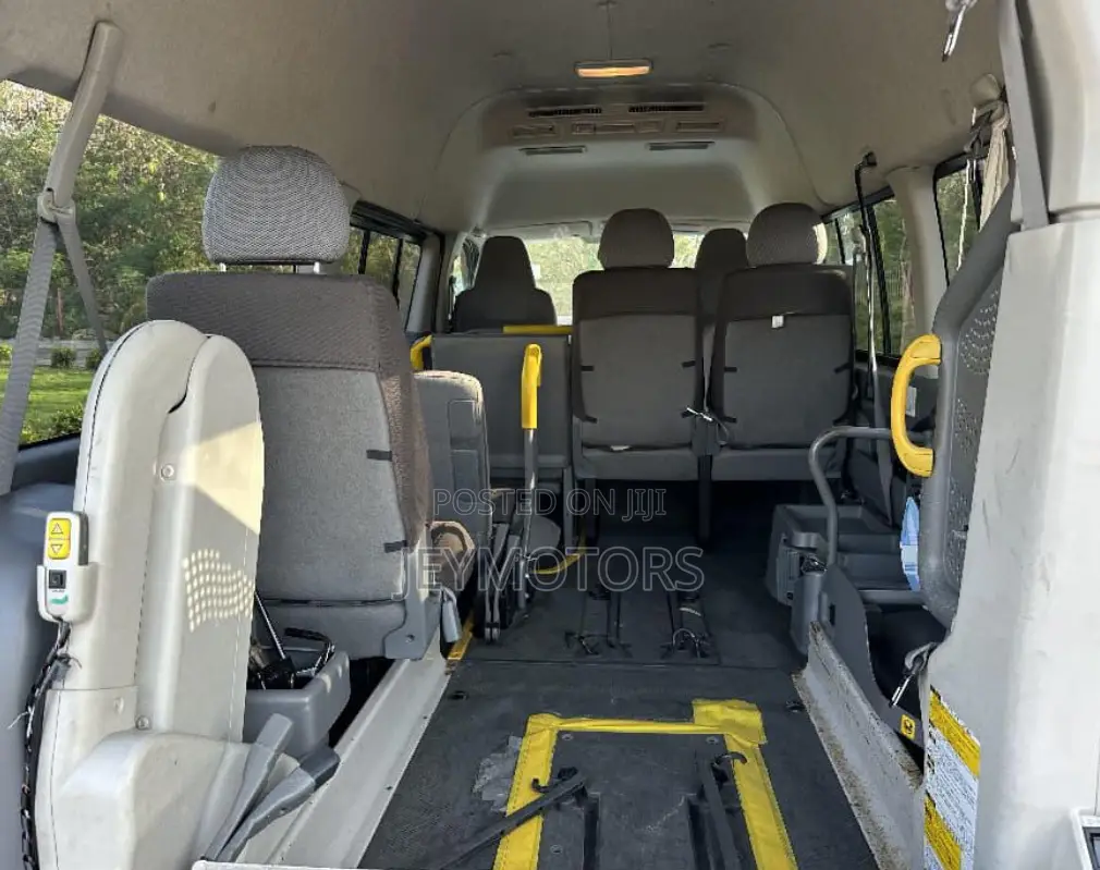 Toyota HiAce 2006 White