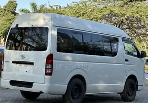 Toyota HiAce 2006 White