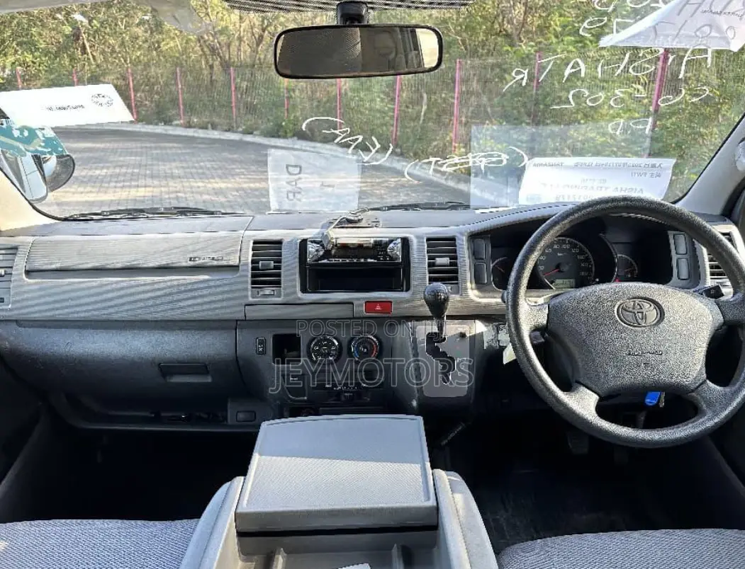 Toyota HiAce 2006 White