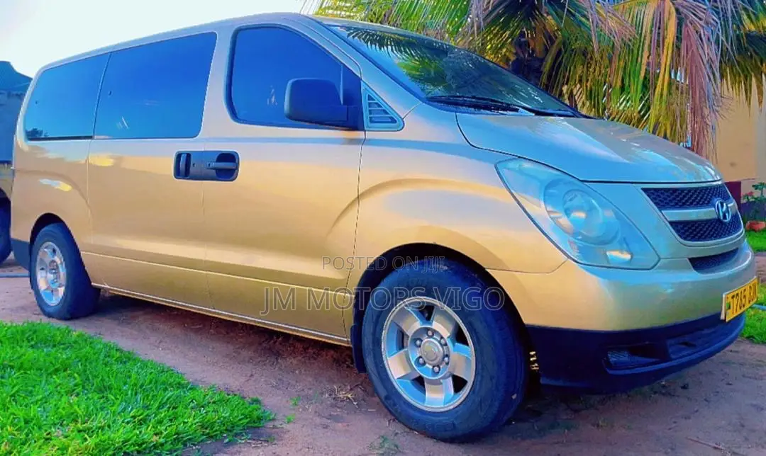 Hyundai H1 2005 Gold