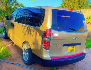 Hyundai H1 2005 Gold