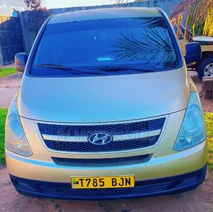 Hyundai H1 2005 Gold